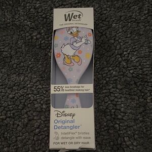 NIB/ NWT Disney Original Detangler Brush with Daisy Duck and Floral Design